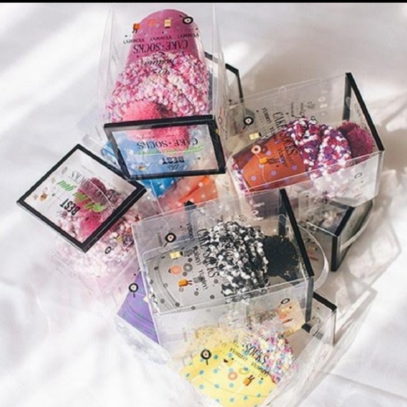 Fuzzy Cupcake Socks w/Ornamental Box - Picture 4 of 4